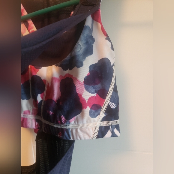 Lululemon tank with built in sprts bra - Picture 4 of 4